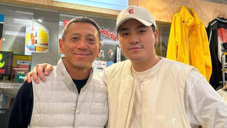 何超琼|何超琼前男友罕露面，56岁穿破洞裤头发花白，已婚儿女双全很幸福