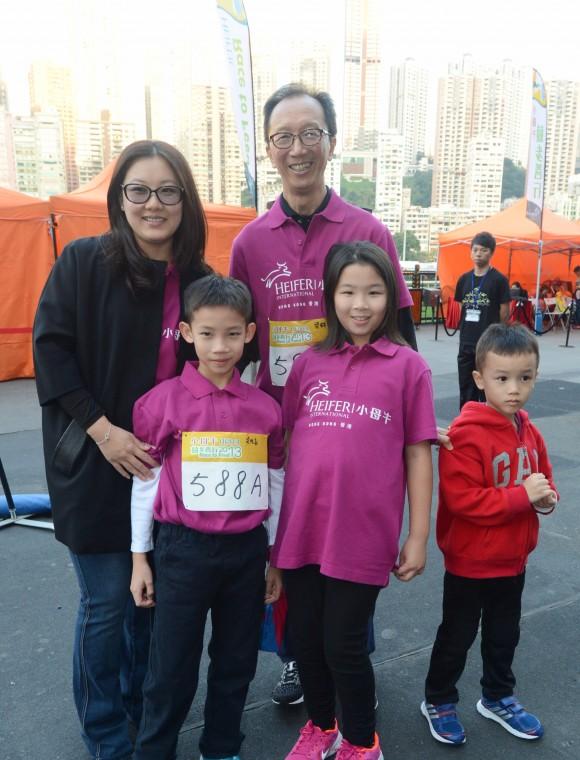 伏明霞|黎姿伏明霞现身香港顶级名媛聚会,腾讯总裁刘炽平太太稳稳C位