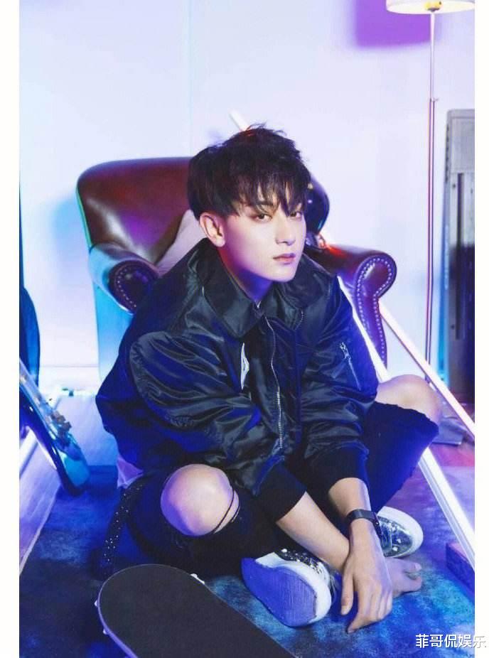 黄子韬深夜怒骂助理，登上热搜引发热议！网友劝其文明用语！