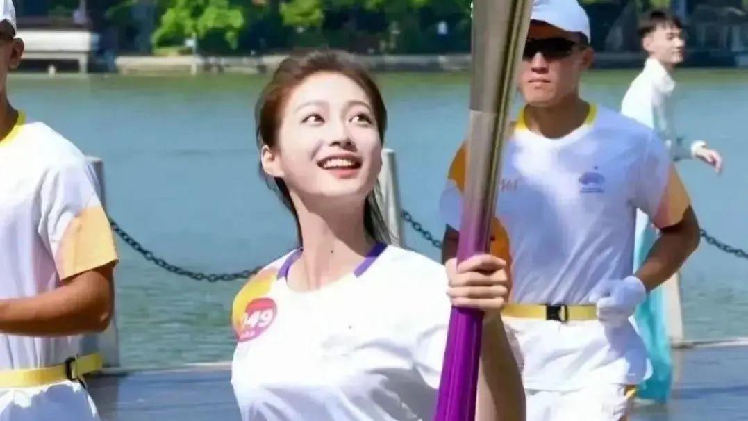 亚运会|“复旦校花”成亚运会最美火炬手！曾是春晚主持人和天安门领诵员