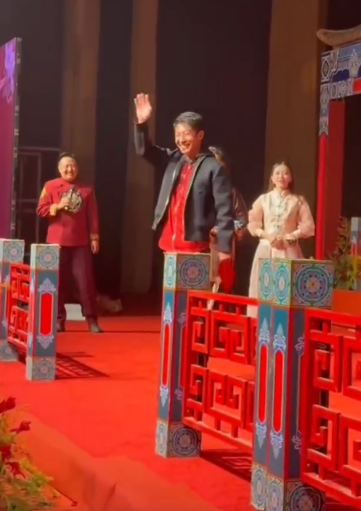 撒贝宁主持外甥婚礼，现场拥抱新娘太激动，幽默调侃婚礼像春晚