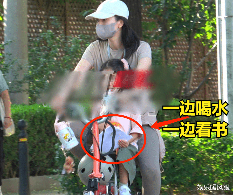 接地气!高圆圆骑车接娃放学,瑞亚边喝水边学习,眉浓眼小超像爸