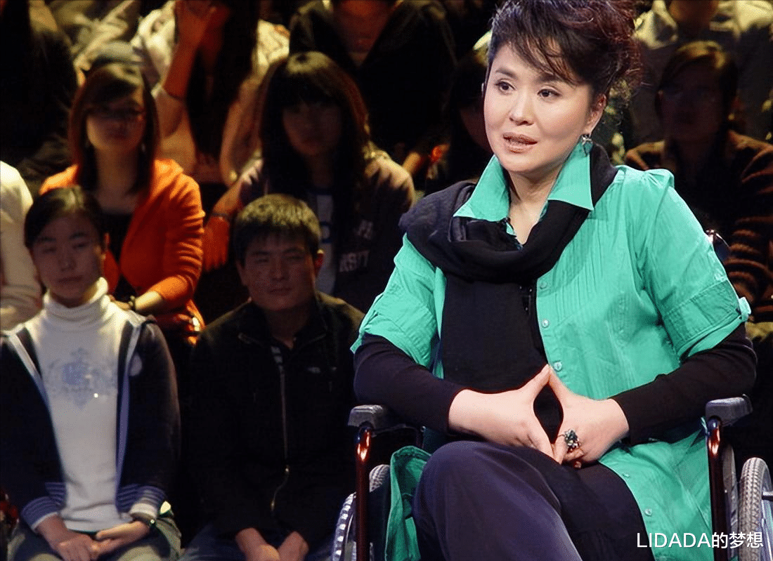 跟著名导演离婚29年后，再看她的人生真是好飒，今61岁无儿无女