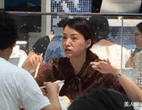 董卿食堂吃饭被拍,素颜眼袋明显憔悴尽显,沧桑得很却越看越舒服