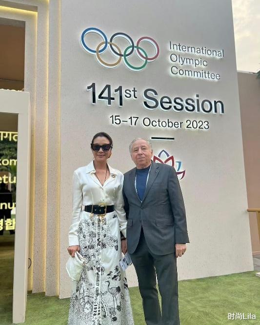 杨紫琼国际奥委员当选，讲台发言铿锵有力，61岁西装革履太惊艳