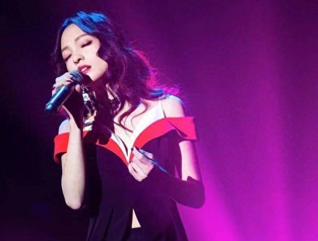 厚颜无耻!一首代表作都没有,却被捧成歌坛顶流,这些小丑羞不羞