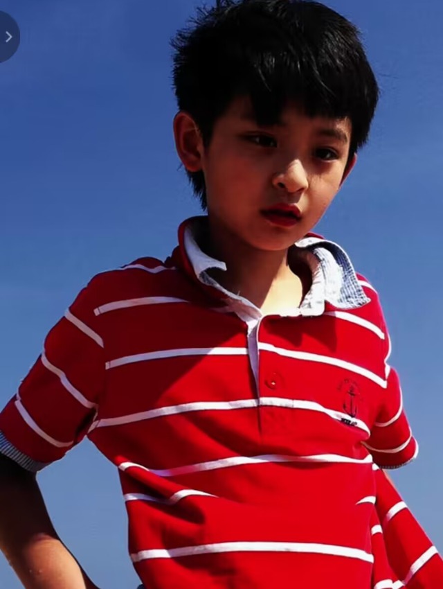 何音晒照为儿子庆生，20岁黄博远大眼帅气像妈妈，与黄志忠已断联