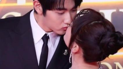 金莎与小男友红毯玩亲嘴，没有祝福遭全网嘲笑，男方反应全是暴击