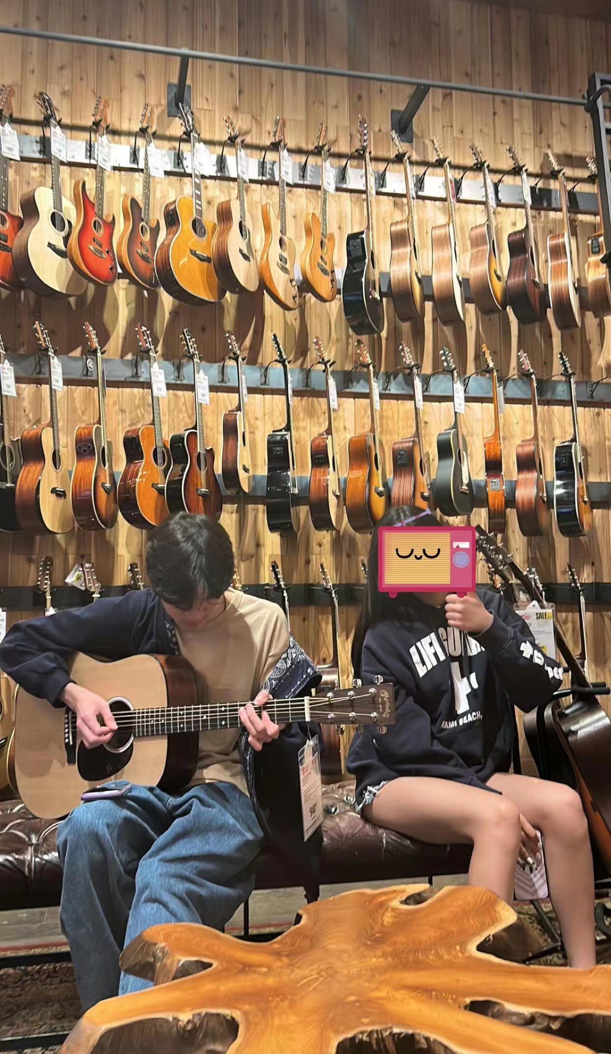 张智霖17岁儿子定居美国！在国外生活日子潇洒，身边女友漂亮迷人