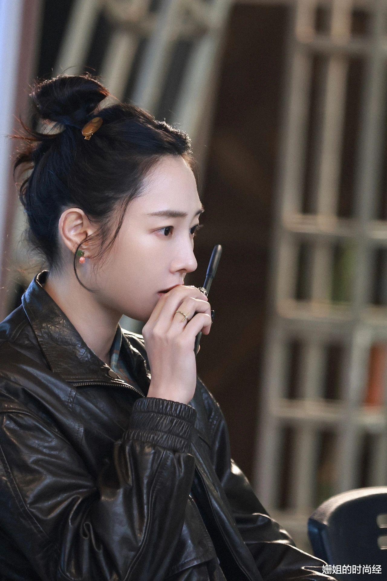 白百何新剧带火了一种穿搭:“慵懒小资”职场风,随意却不做作,好美