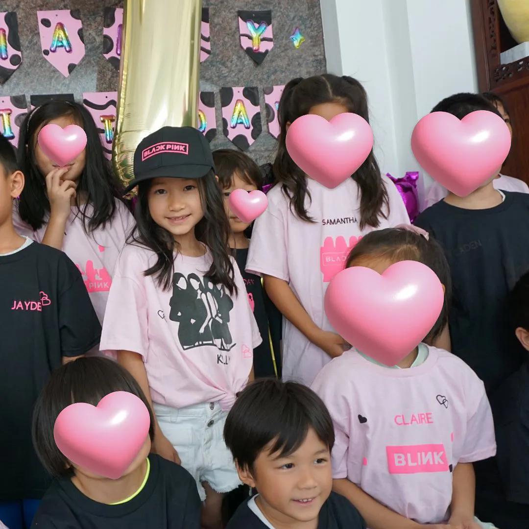 钟嘉欣晒照为大女儿庆生，7岁Kelly化身女团成员，模样和妈妈很像