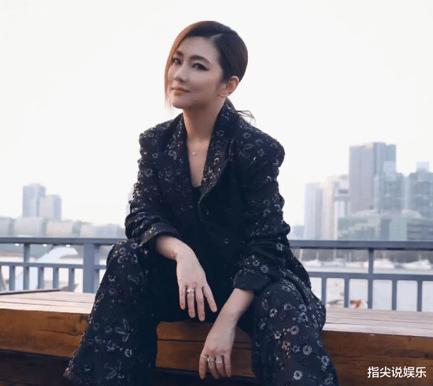 41岁Selina官宣生子,孩子肺积水插满管子,拍照姿势被吐槽心狠