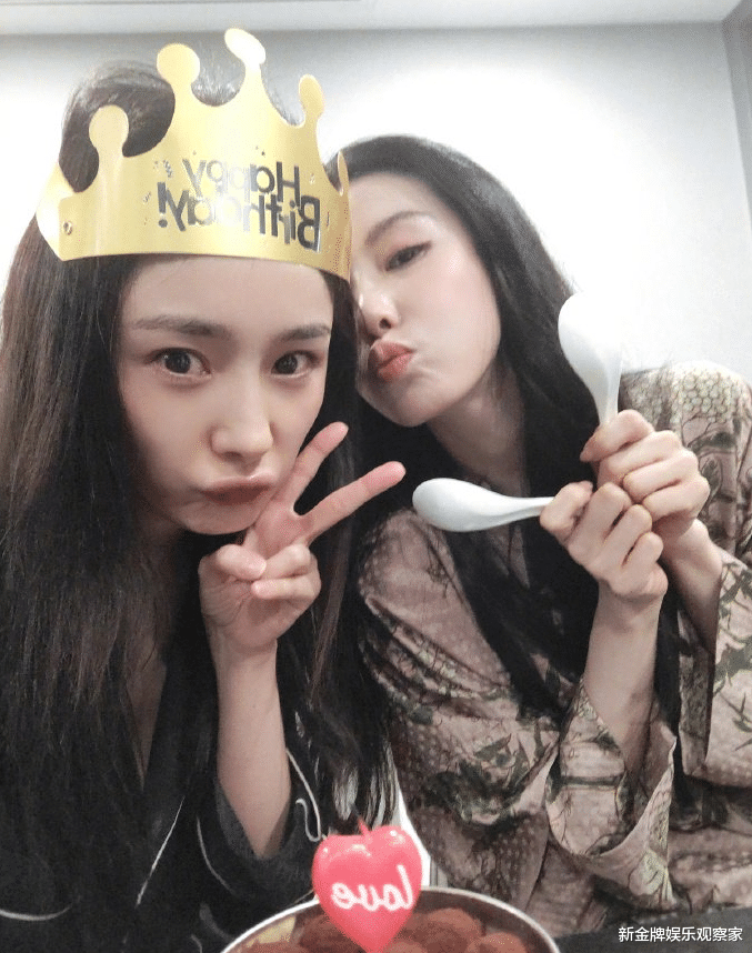 还得是诗幂!刘诗诗专程探班给杨幂庆生,刚下戏没来得及卸妆