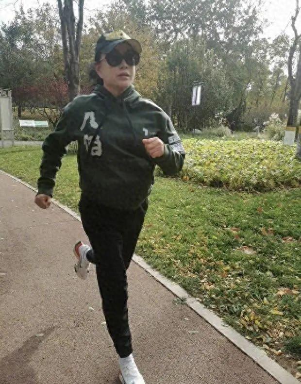 刘晓庆在公园跑步被拍,终于不扮嫩中老年打扮,皮肤很松反倒舒服