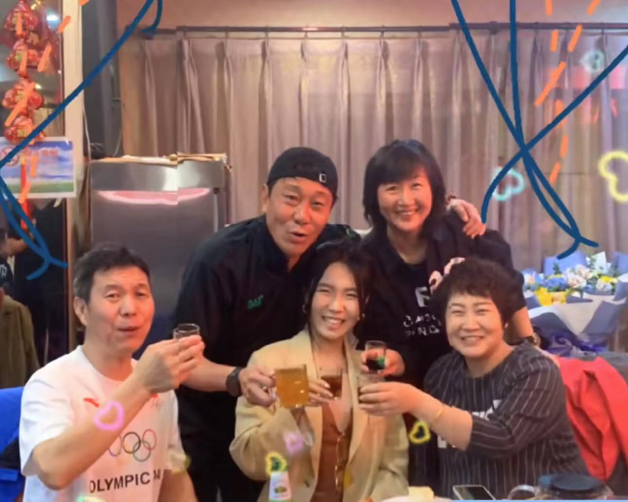 高峰|52岁高峰庆生晒全家福!紧搂老婆秀恩爱,怀抱小男孩似那英儿子