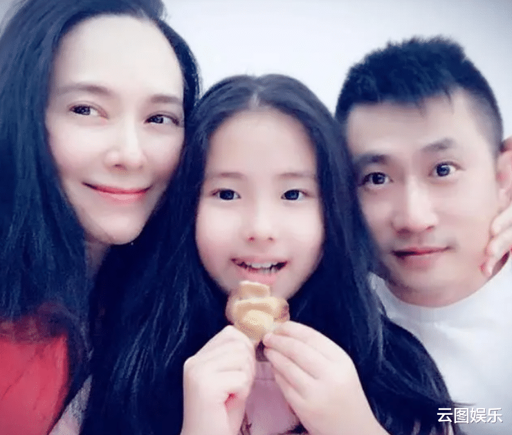 郭羡妮|郭羡妮与老母亲女儿迎新年!小6岁老公长居内地,夫妻聚少离多