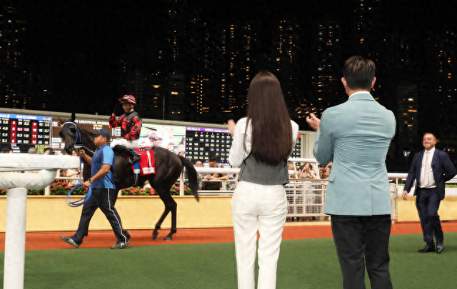 58岁郭富城与小21岁娇妻激动相拥!感谢老婆旺夫,喜提97万元奖金