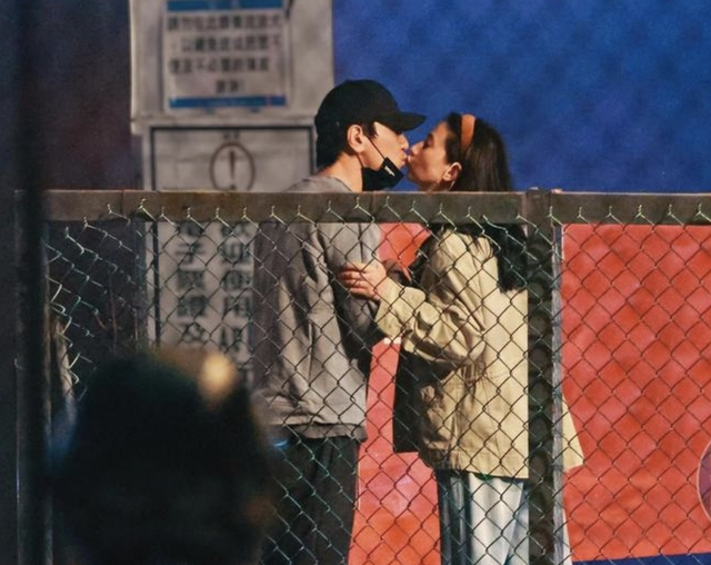 赵又廷手挽高圆圆接孩子,4岁女儿女神范初显,更粘爸爸父女情深