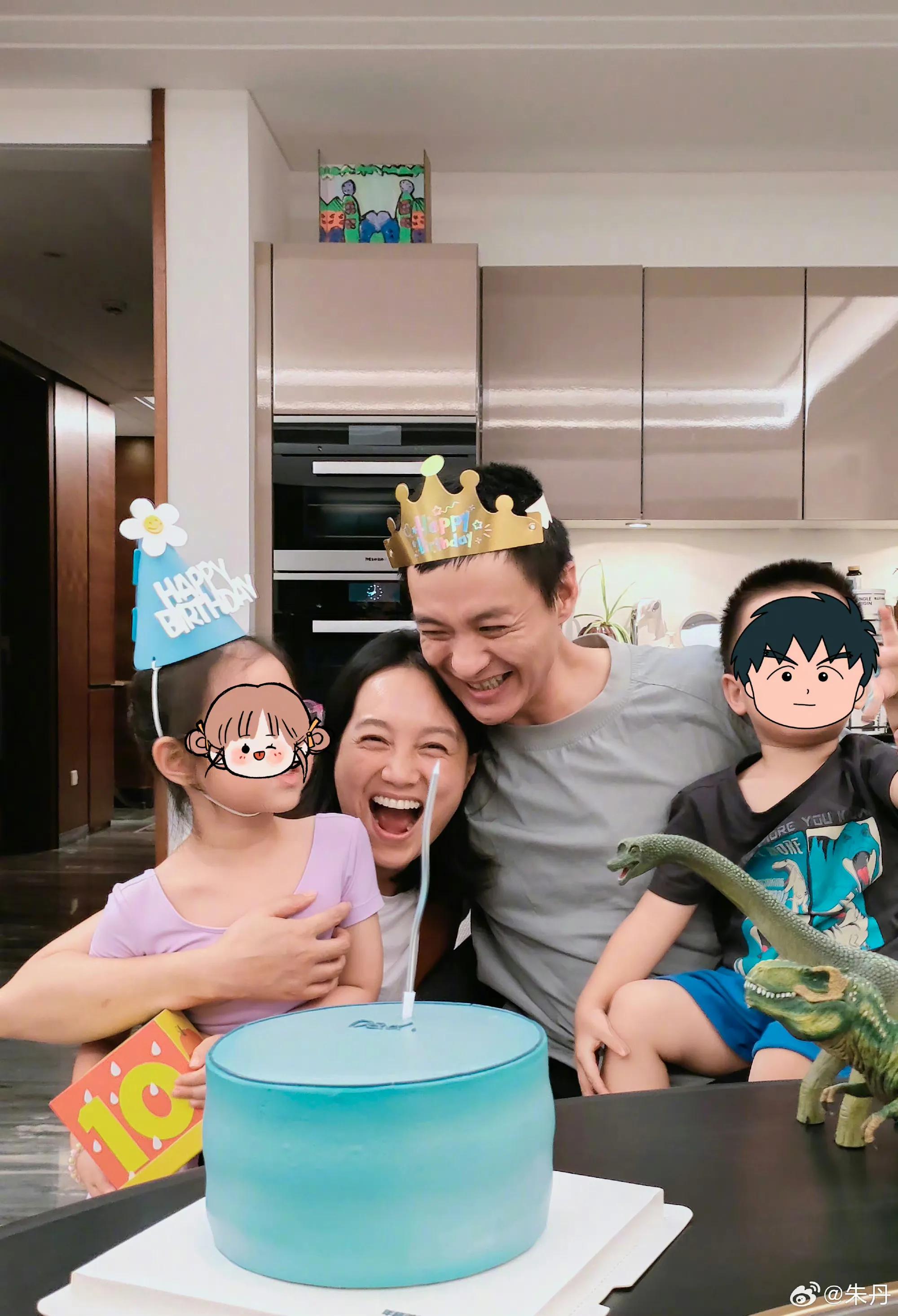 朱丹晒全家福为老公庆生,周一围满脸笑容紧搂妻儿,洋溢满满幸福