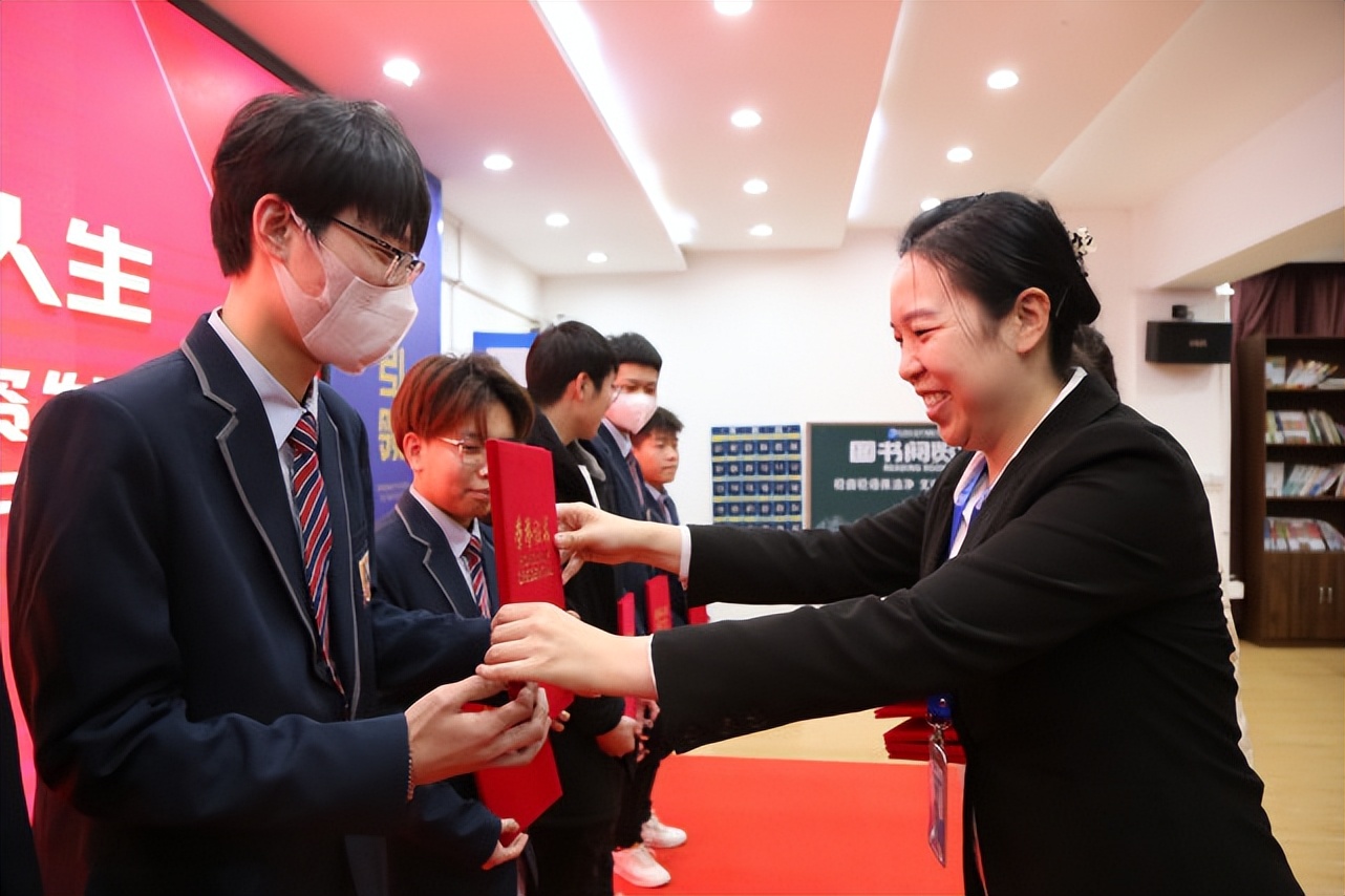 为什么公司发工资都要迟15天才发呢?老板说出真相,原因太现实了