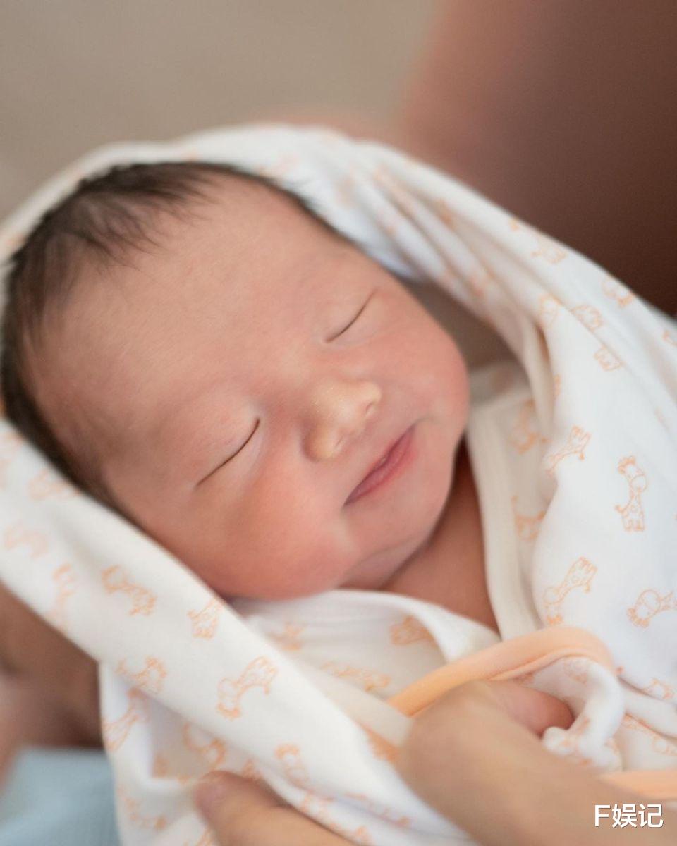 袁伟豪官宣太太张宝儿诞下儿子 分享首张一家三口的全家福