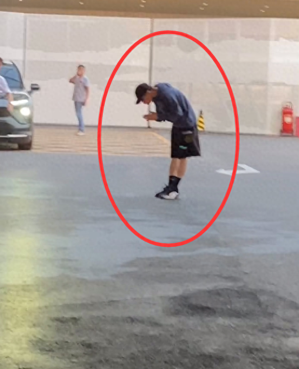 李易峰打篮球被偶遇,消瘦太多黑眼圈加重,手腕全是伤惹猜测