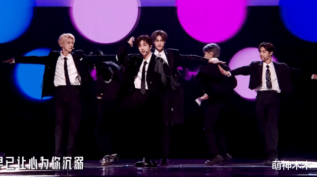 星光大赏台下好精彩：胡歌无聊睡着，赵露思看手机，王一博玩快闪