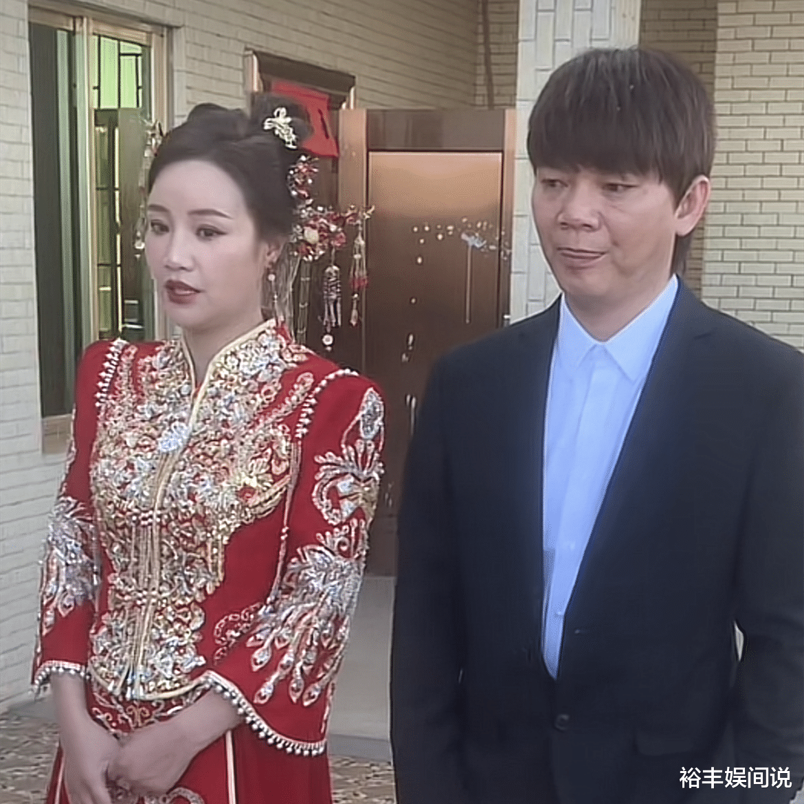 38岁歌手六哲返回老家补办婚礼！戴假发颜值遭吐槽，三个儿女陪同