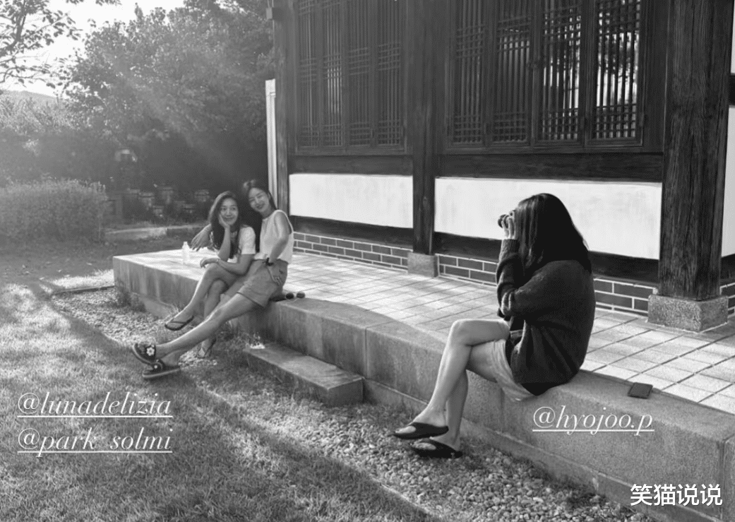 宋慧乔晒度假照:身穿白色卫衣好休闲,与闺蜜亲密贴脸合照!