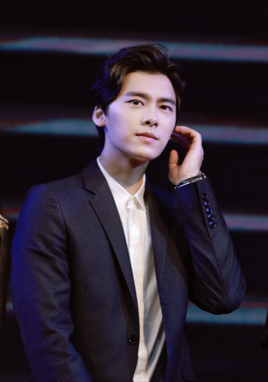 李易峰消失344天首露面,瘦了不少黑眼圈严重,红了眼眶偷偷抹泪