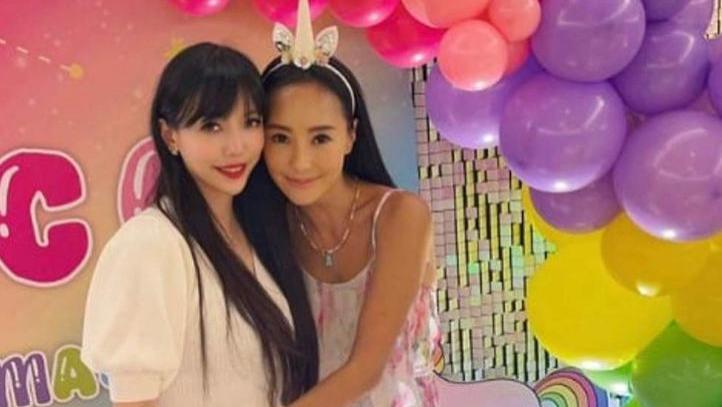 |李静蕾带3个孩子参加关颖家派对，林熙蕾和闺蜜一起安慰她