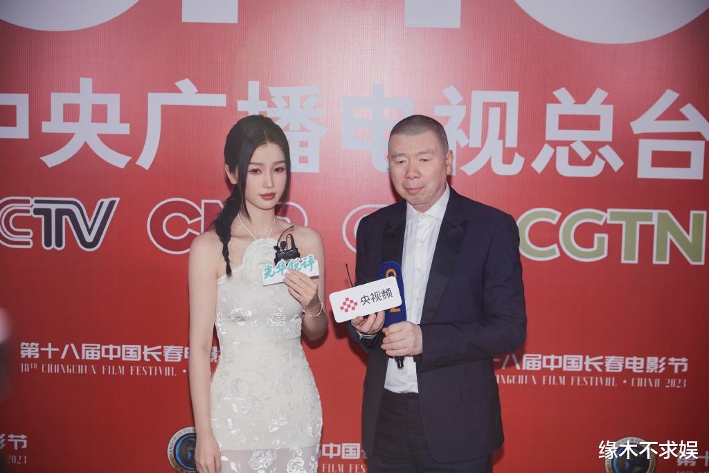 虞书欣和冯小刚走红毯，穿40码鞋站着艰难，生图法令纹太厚重！