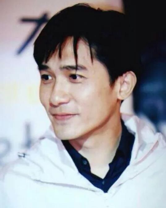 事实证明,61岁久居日本的梁朝伟,已经走上了另一条大道