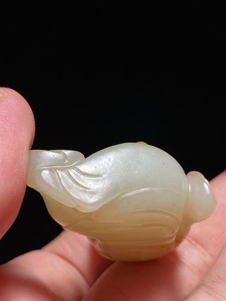 |明 和田玉白玉籽料 受沁 持桃童子 童子献桃