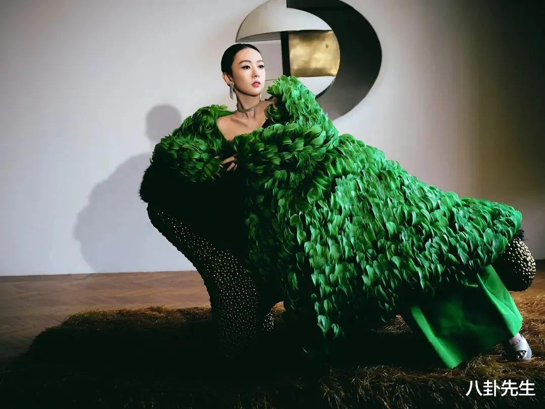 微博之夜|微博之夜丑造型真不少:刘亦菲关晓彤露肩裙显胖,谷爱凌袖套抢镜