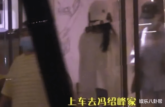 冯绍峰赵丽颖疑复合，戴情侣帽被拍现身横店，女方多次到男方住处