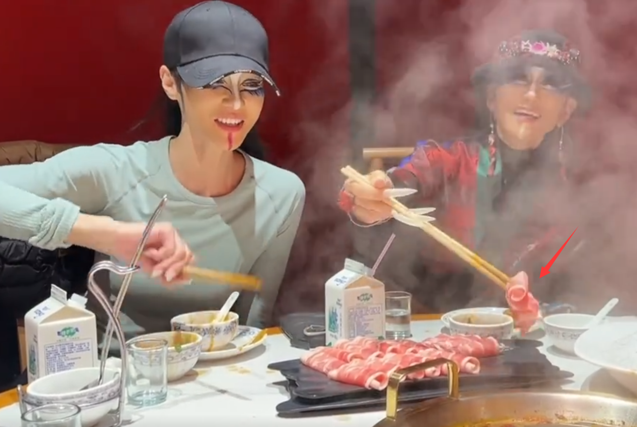 王菲|杨丽萍吃火锅涮半斤羊肉,打破不吃肉戒律,太长指甲拿筷子不方便