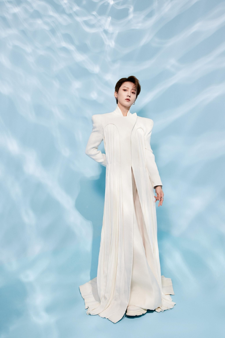 Angelababy|“微博之夜”女星造型PK:杨紫比迪丽热巴开放,杨幂霸气外露