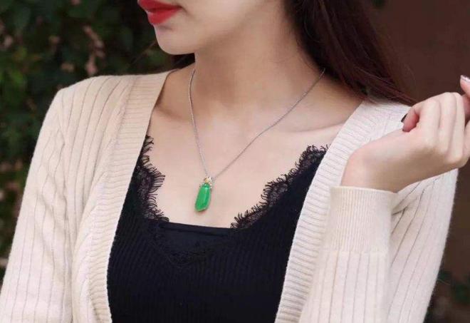 奇石|你的脸型适合哪种翡翠耳饰和翡翠项链?