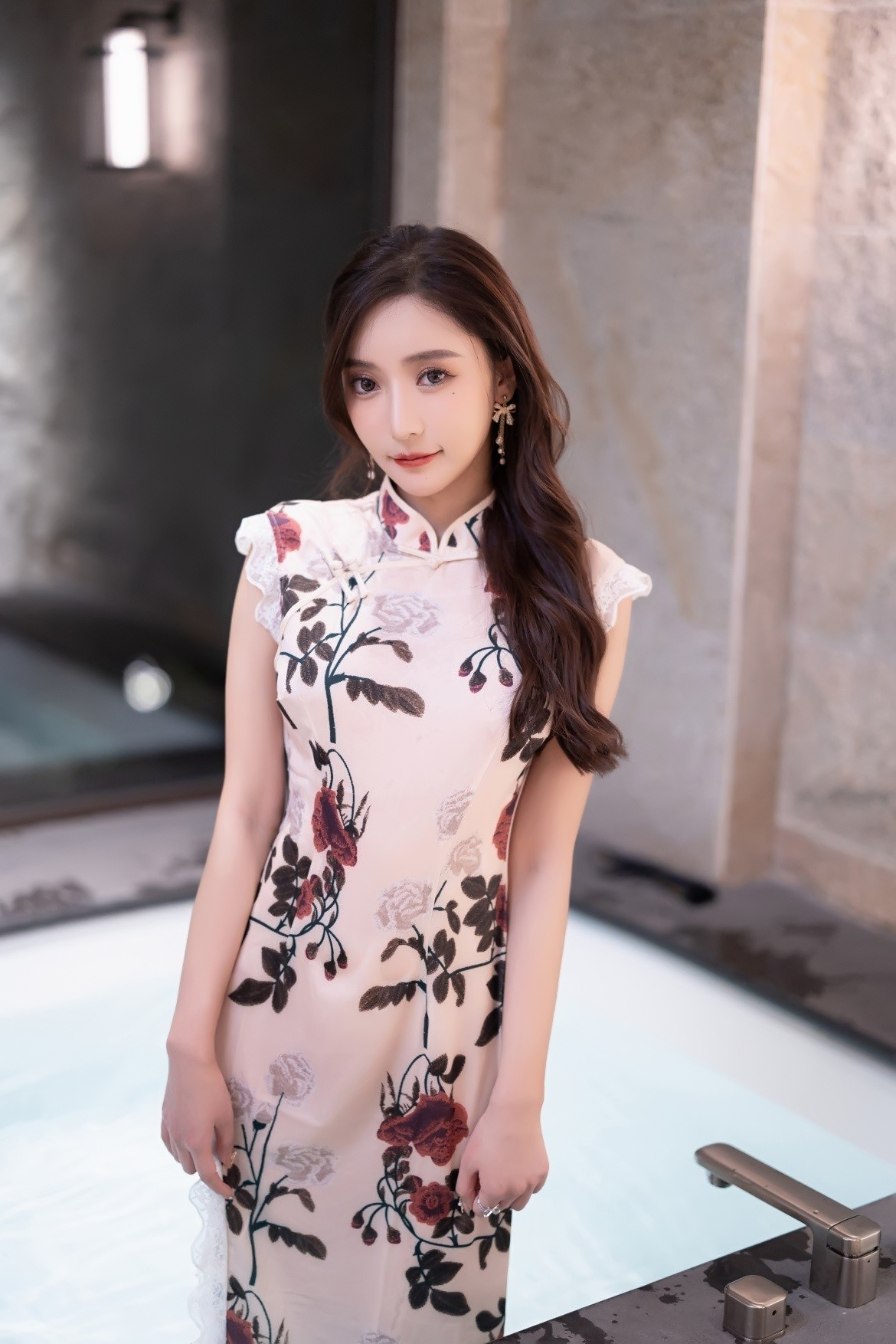 变形金刚7|浴室湿身秀！王馨瑶旗袍照惊艳亮相，火辣身材若隐若现。好撩人