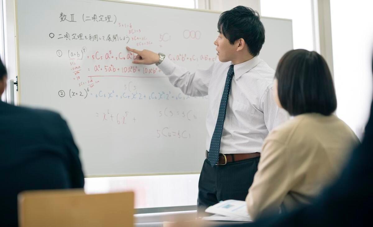 大学毕业不容易找工作,何不换个思路到部队就业,有哪5个路径?