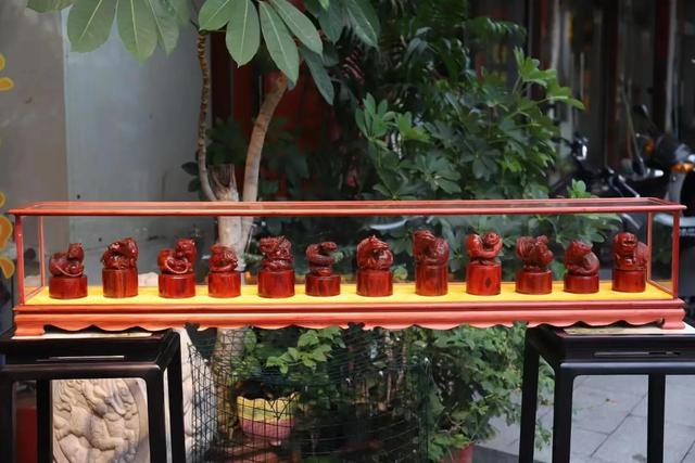 小叶紫檀|十二生肖!大师级小叶紫檀手工木雕作品!漂亮