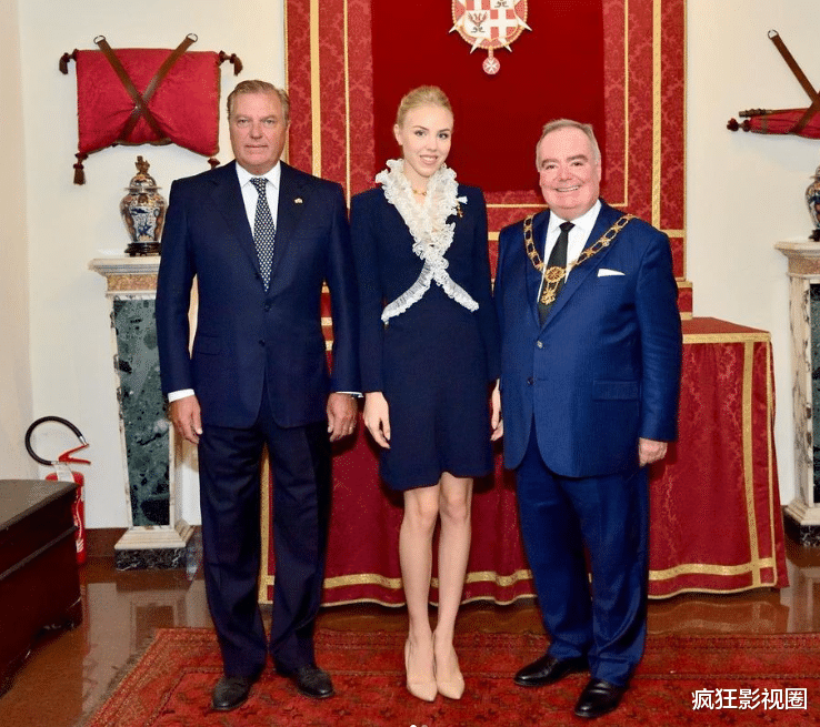 闯进顶级名媛圈,邱淑贞女儿和闺蜜晒近照,又一个王室公主