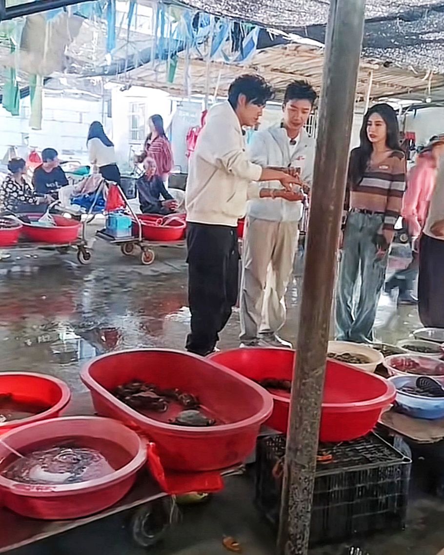 48岁钟汉良在台州录制节目，发型蓬松身材过于消瘦，“男神已老”