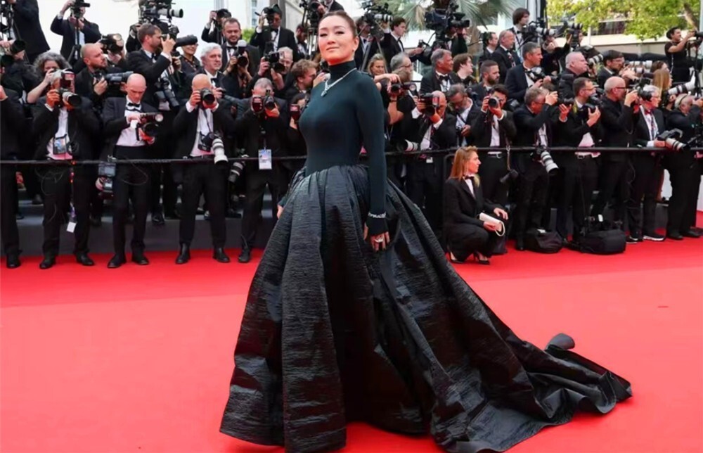 戛纳电影节|网红博主扎堆去戛纳并不奇怪,3万块就能走红毯