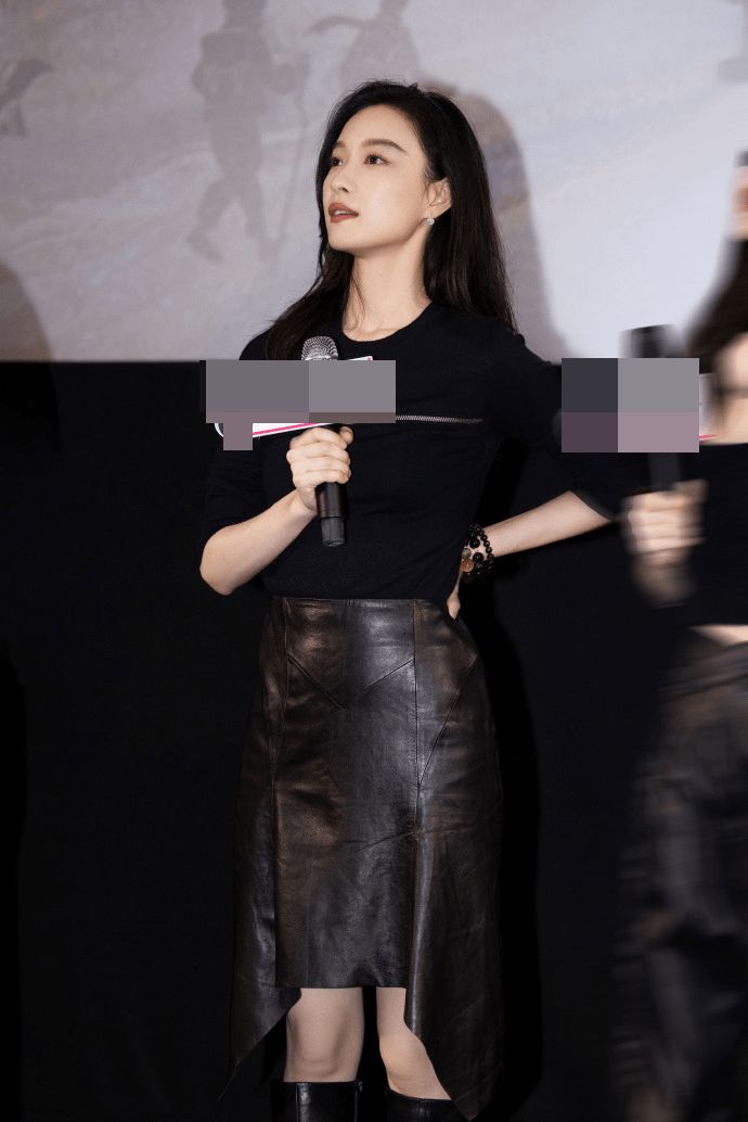 倪妮皮裙搭长靴又酷又飒 头披红围巾笑容灿烂