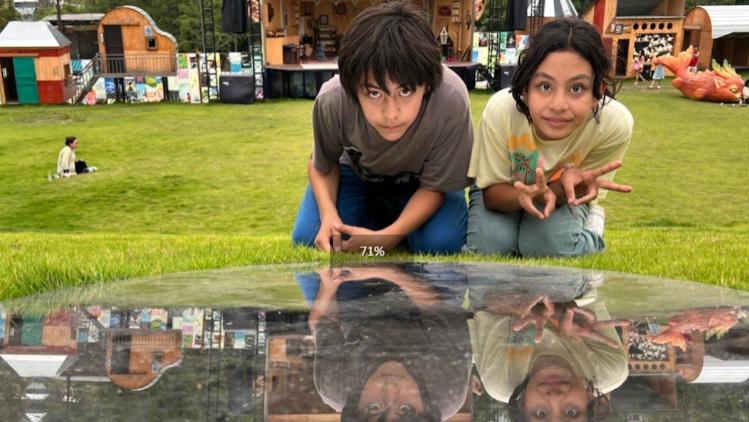 刘烨妻儿成都游玩，诺一霓娜高鼻大眼没长歪，受妈妈影响穿衣土气