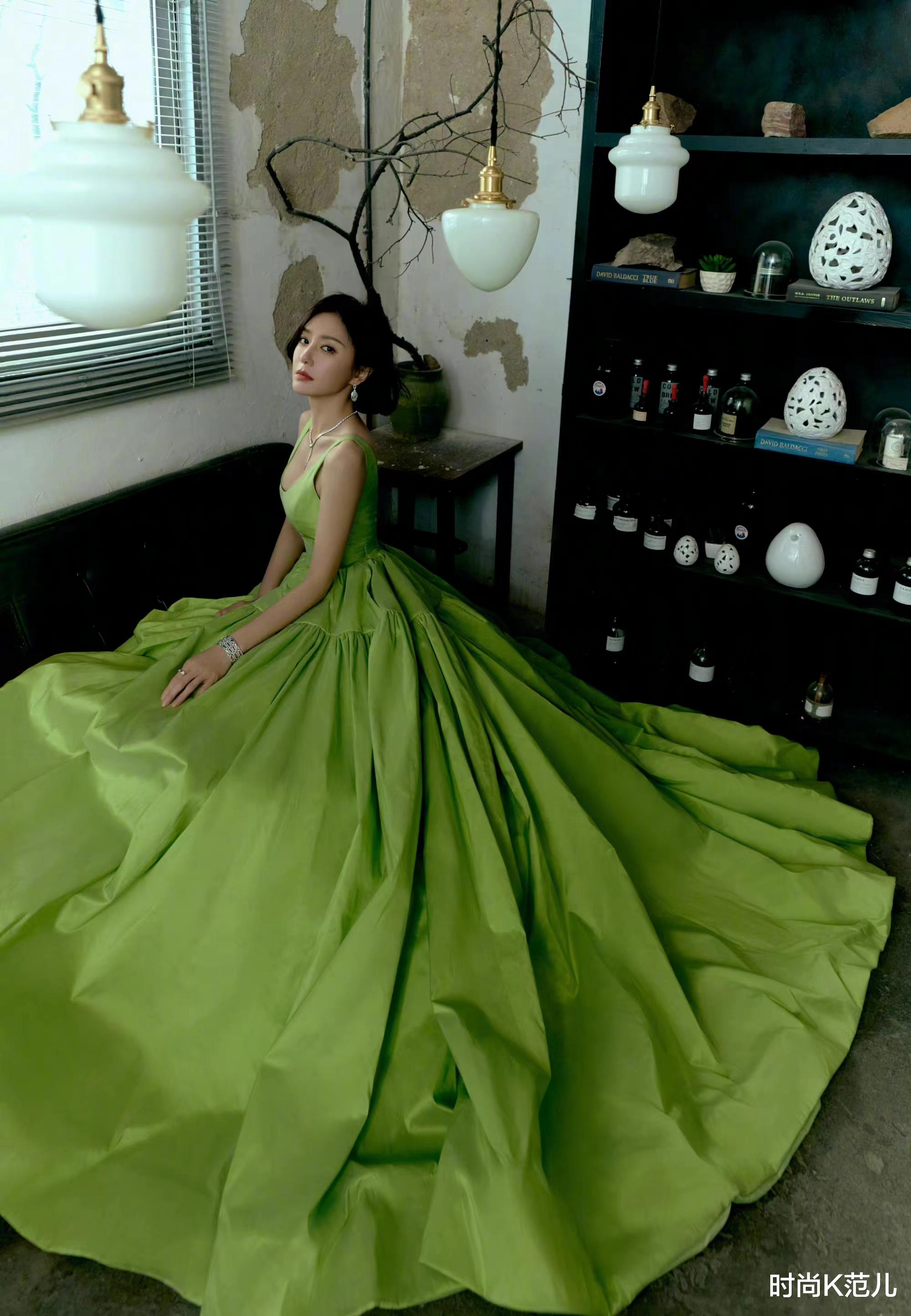 秦岚|秦岚国剧盛典内场穿搭,一袭嫩绿色长裙,清新优雅又减龄!