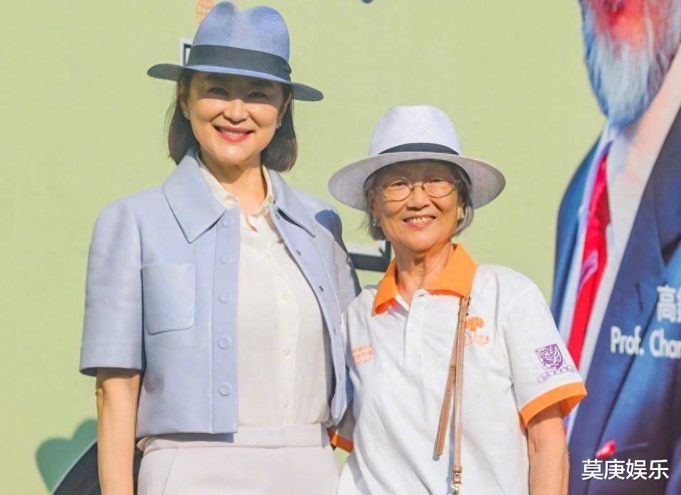 69岁林青霞再现东方不败,下胯抬手演绎武打动作,却被嘲身材臃肿