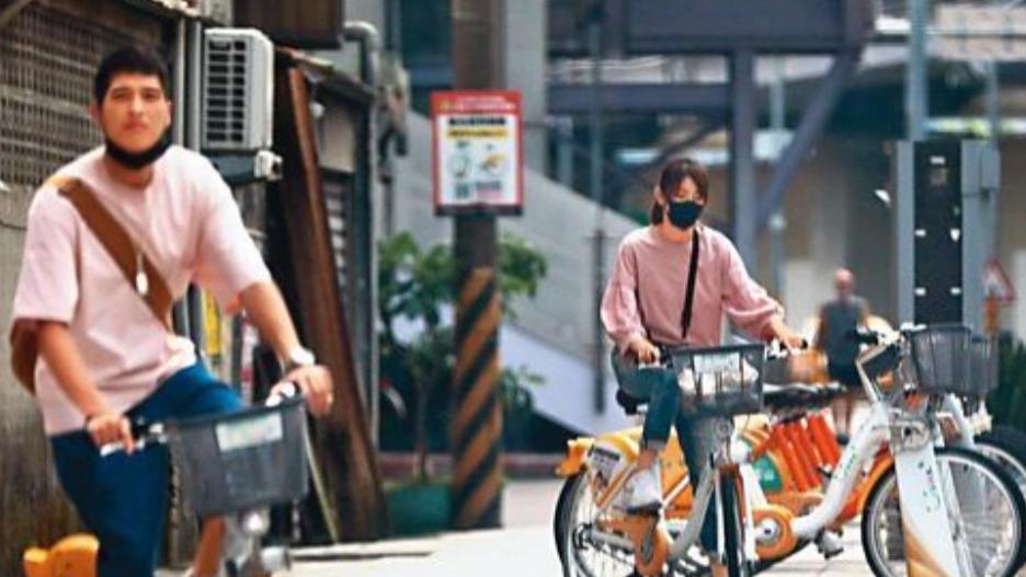 突发！大S前任蓝正龙离婚，穿情侣装办理离婚手续，离婚原因曝光